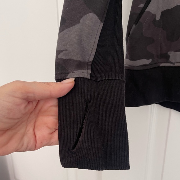 Athleta Triumph Hoodie Zip Up Jacket in Gray & Black Camouflage Camo Size S EUC - Picture 6 of 11